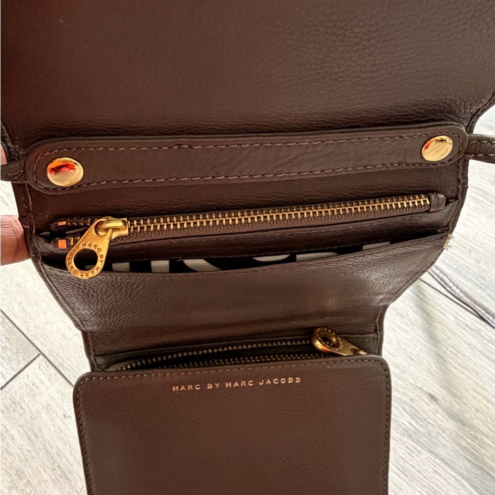 Marc by Marc Jacobs Gray Leather Wallet Crossbody - Picture 5 of 9